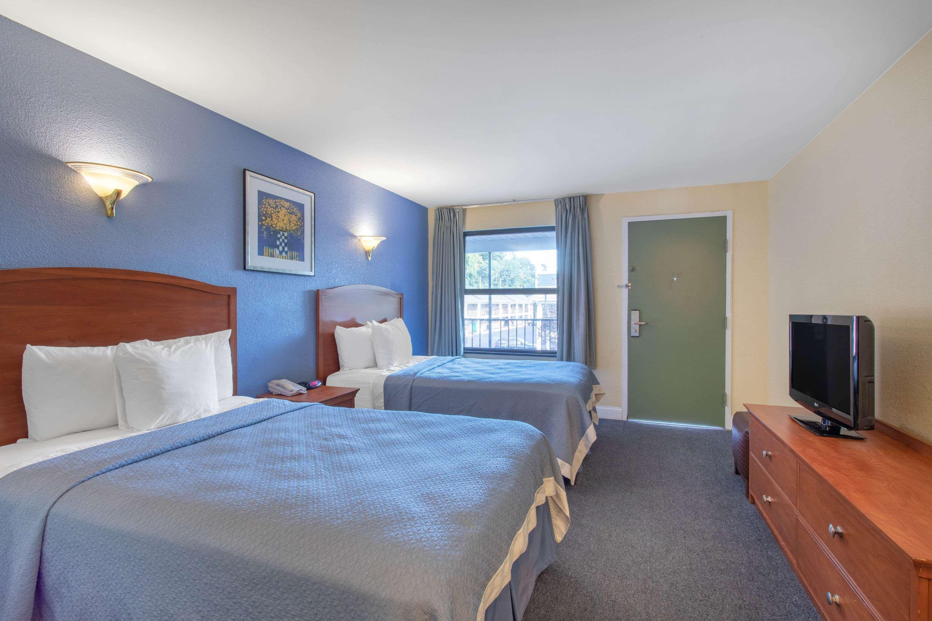 Days Inn By Wyndham Elmsford Exterior photo