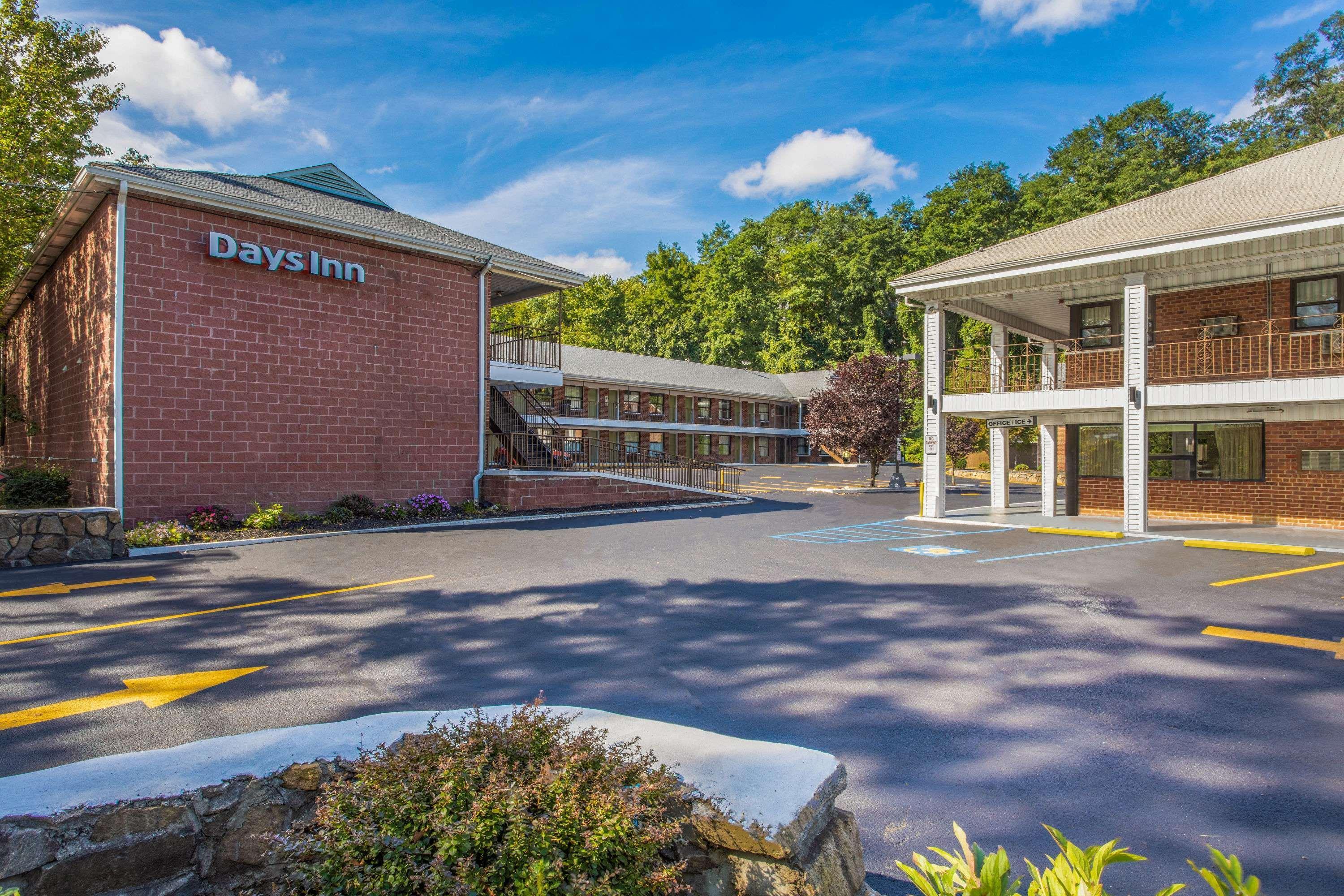 Days Inn By Wyndham Elmsford Exterior photo
