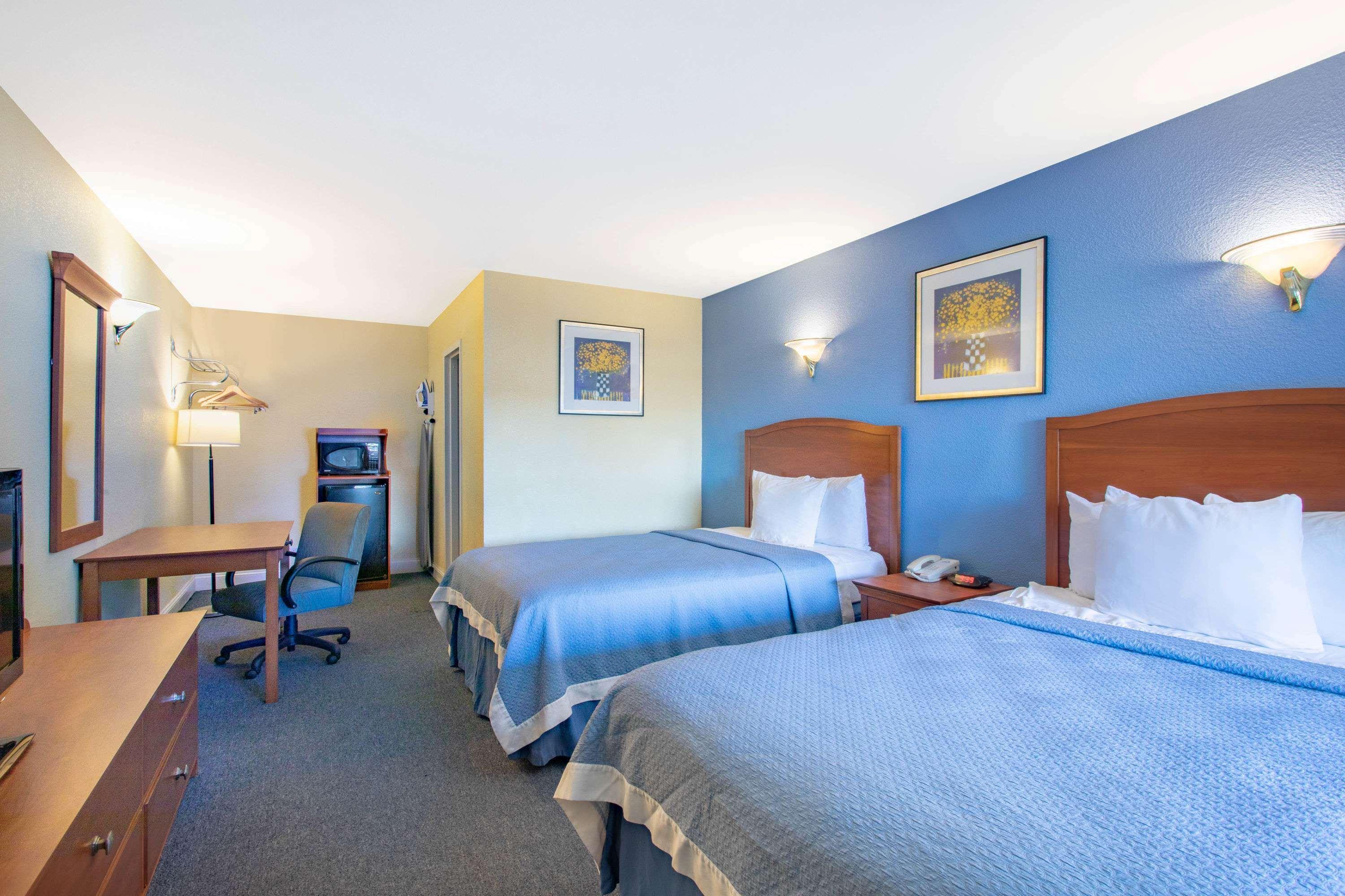 Days Inn By Wyndham Elmsford Exterior photo